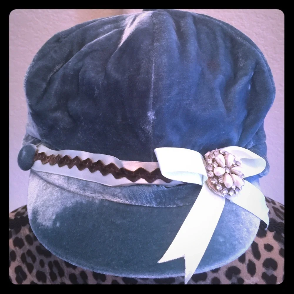 Teal velvet hat. Super cute π - Picture 1 of 3